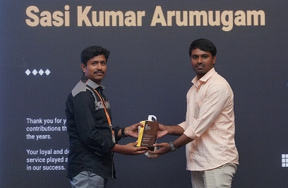 Sasi kumar receiving award from karikalan