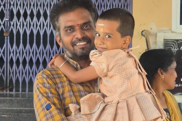 Satheesh Kumar Kalimuthu With Daughter During Family Gathering