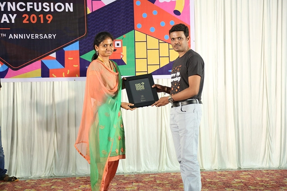 Sowmiya Venkatesan Receiving Hackathon Award