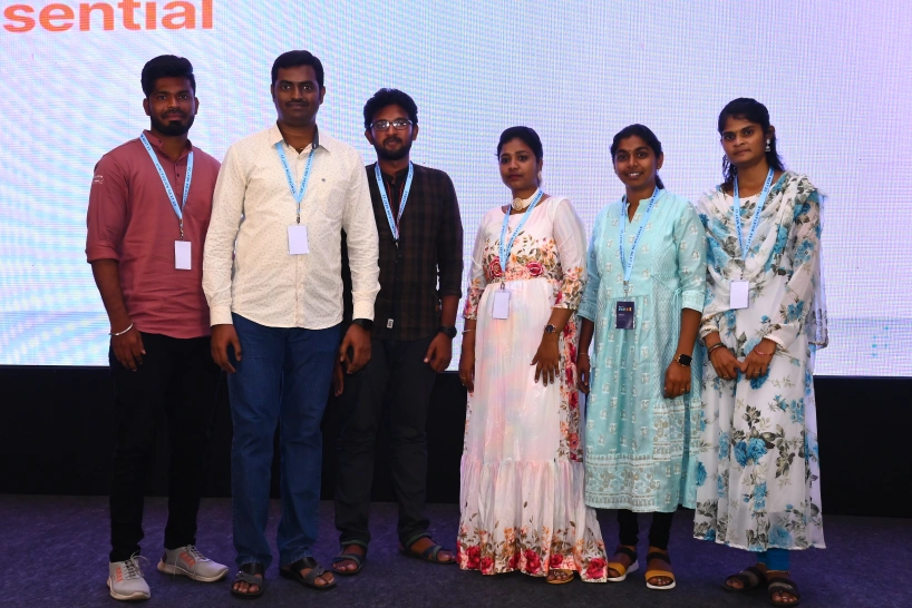 suriya-murugan-with-her-team-members-in-next-event-v2