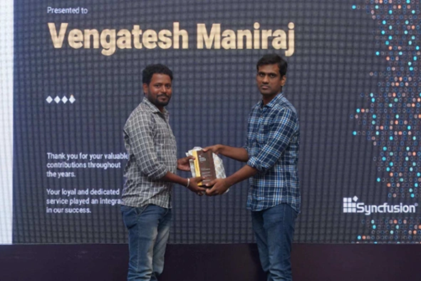 Vengatesh Maniraj getting service award from Rajasekar