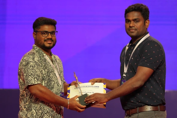 Vijayakumar Mariappan receiving certificate