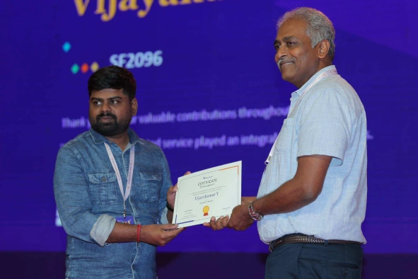 Vijayakumar Yoganandan getting certificate from Daniel