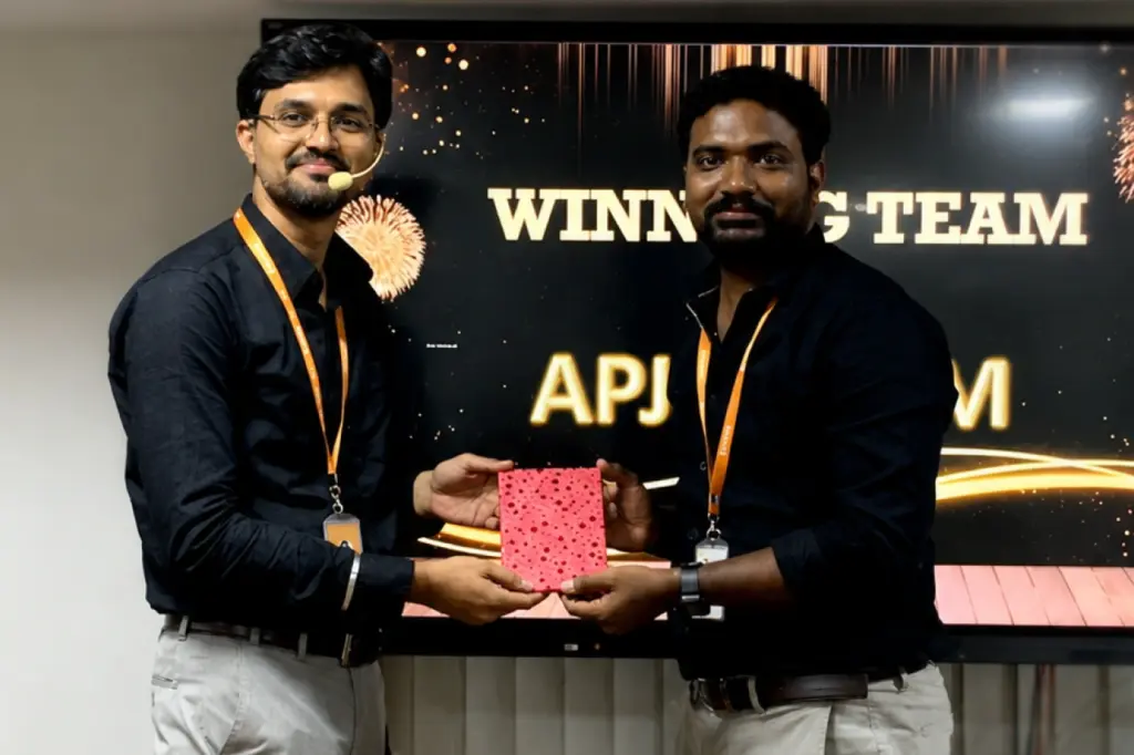 Vinoth Krishnamoorthy Receiving Award From Baskaran